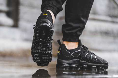 Vapormax tn best sale triple black