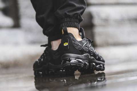 Triple black vapormax store tns